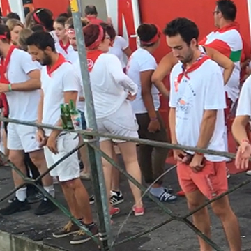 Guys caught peeing in public during Bayonne Feria | Daily Dudes @ Dude Dump