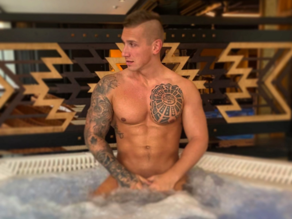 Checking in with Hunky Cam Guy Brian Connor! - Gay Porn Blog Network - Nude  Men Posted Free Daily